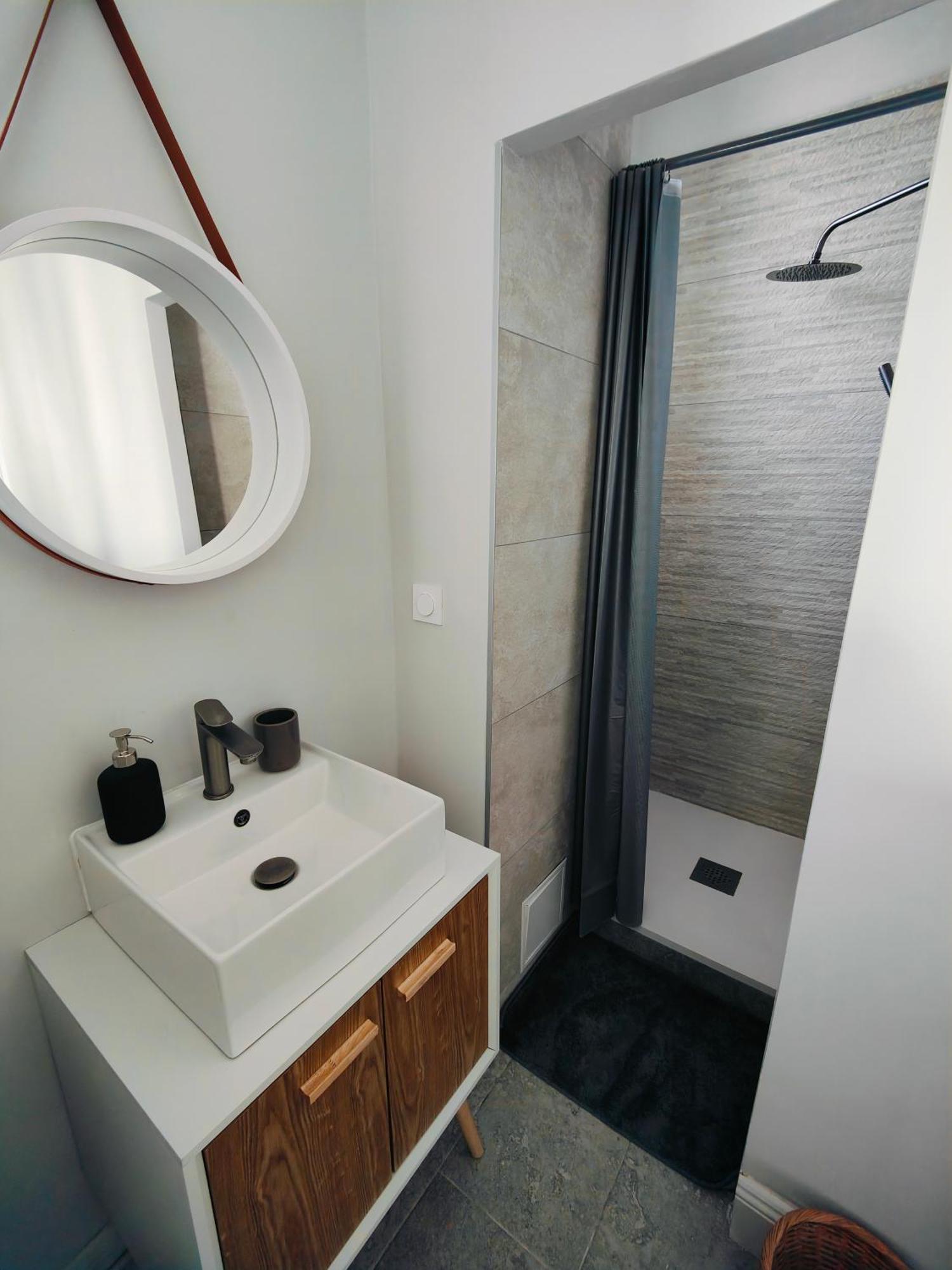 Self-Checkin Town House - Rooms To Rent In A Beautiful Modern Town House - Not A Hotel - Location De Chambres Avec Arrivee En Autonomie - Extra Fee For Sheets And Towels - Private Parking - Check Your Plateform Inbox And Follow Check-In Instructions Saint-Romain-en-Gal エクステリア 写真